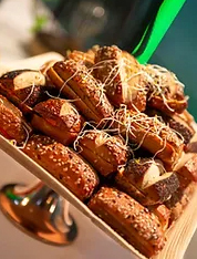 Belegte Körnerbrötchen auf einem Teblett