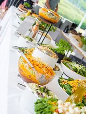 Ein sommerliches Buffet mit kalten Speisen auf einem langen Tisch